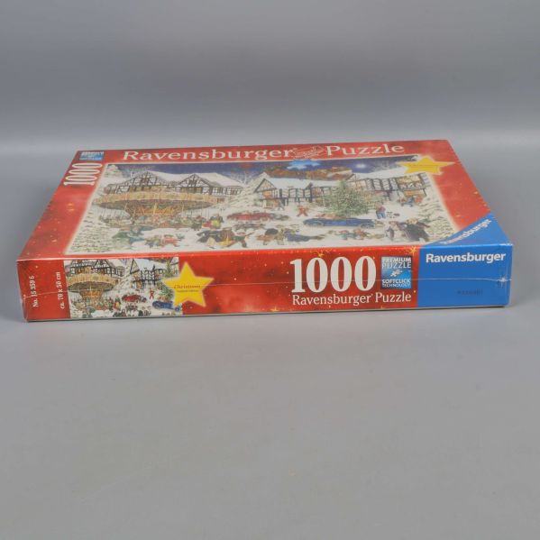 Ravensburger pussellåda liggande med 1000 bitar synligt
