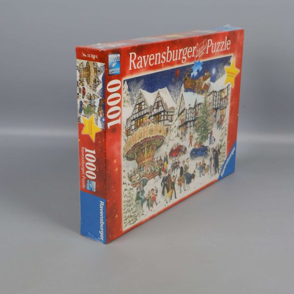 Pussellåda i vinkel med julmotiv och röda kanter