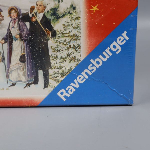 Närbild på Ravensburger-logo på pussellådan