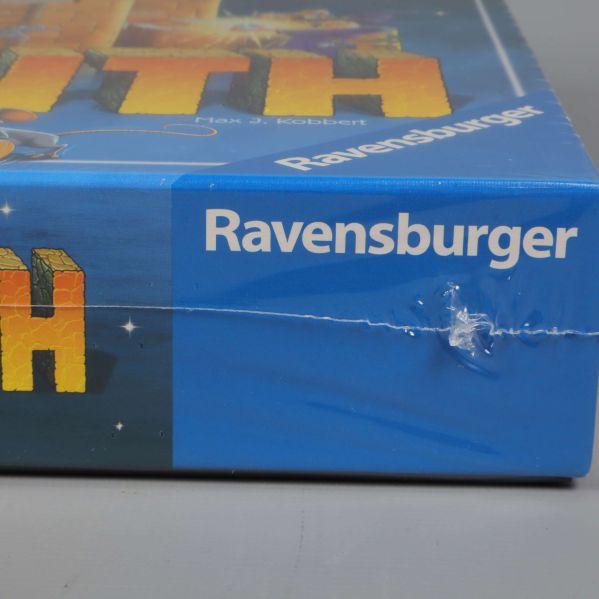 Närbild av hörnet på asken med Ravensburger-logga