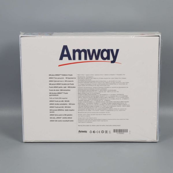 Baksida av Amway pussellåda med text och logotyp