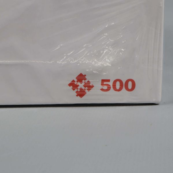 Närbild på pussellådans hörn med 500-bitarssymbol