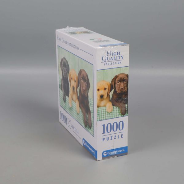 Snett perspektiv av pussellåda med valpmotiv