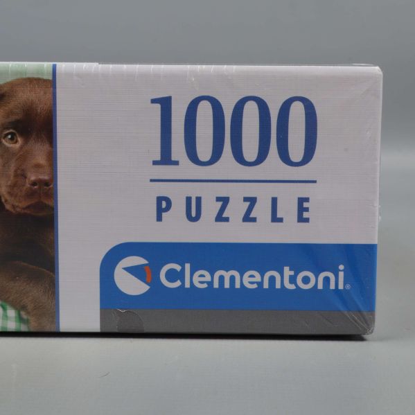 Närbild av Clementoni-logotyp och 1000 bitar-markering
