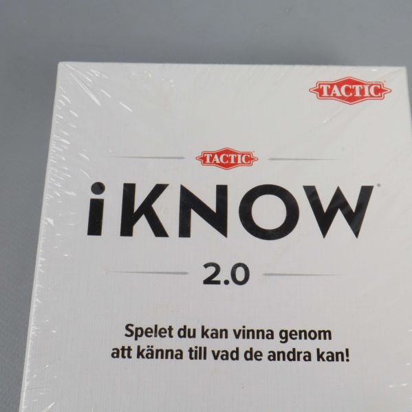 Närbild på iKNOW 2.0 framsida och Tactic-logga