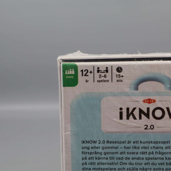 Närbild på iKNOW 2.0 baksida med spelinformation och symboler