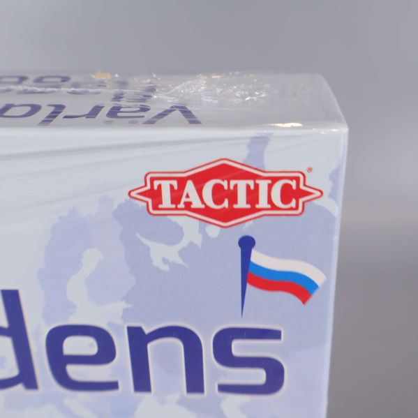 Närbild på Tactic-logotypen i hörnet