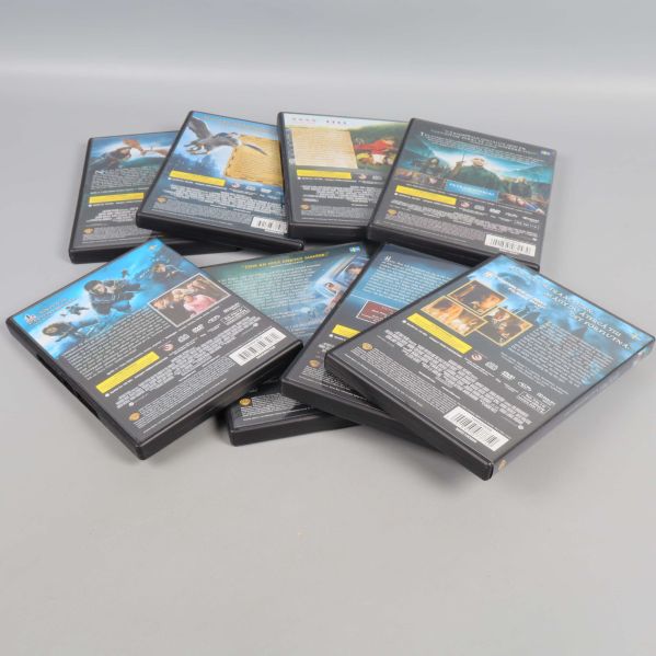 Baksidan av de åtta dvd-fodralen i en hög