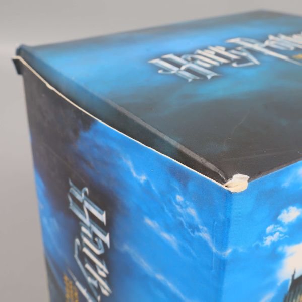 Närbild visar skada i boxens övre hörn