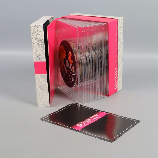 Uppslagen DVD-box visar alla 12 skivor