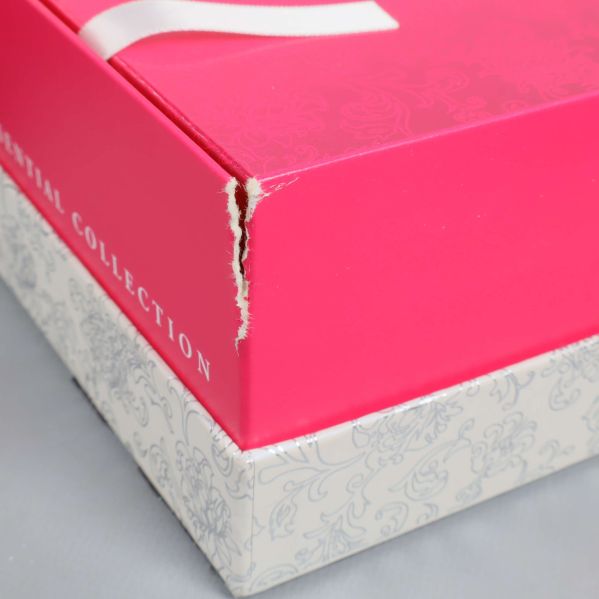 Nära detalj av hörnets slitage på boxen