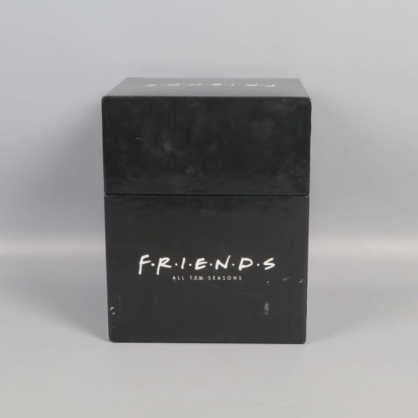 Svart Friends-box med texten all ten seasons