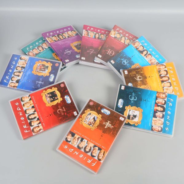 Färgglada fodral med olika Friends-säsonger i cirkel