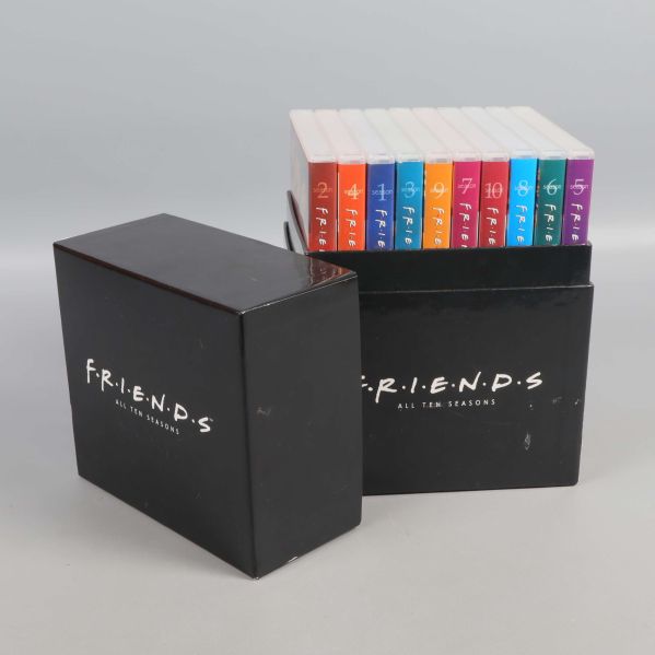 Öppnad Friends-box med tio färgade dvd-fodral