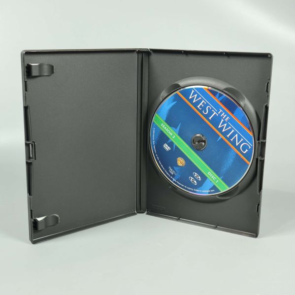 Öppen DVD-fodral med en skiva från The West Wing