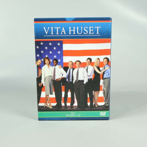 Framifrån-bild på Vita huset DVD-box med karaktärer