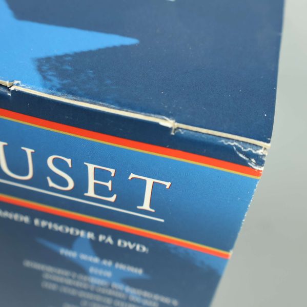 Närbild på slitage i ovankant på Vita huset DVD-box