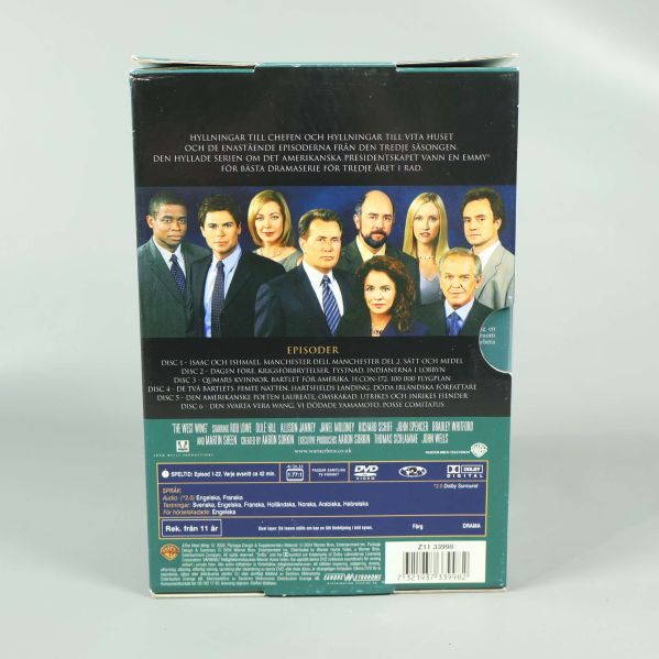 Baksida av DVD-boxen Vita Huset år 3 med skådespelare
