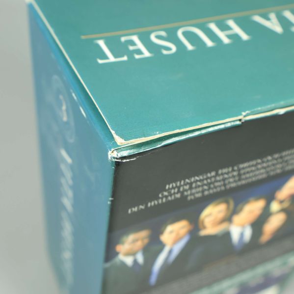Närbild på slitet hörn av DVD-boxen Vita Huset