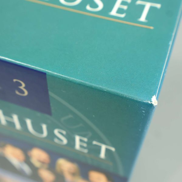 Närbild på repigt hörn av Vita Huset box