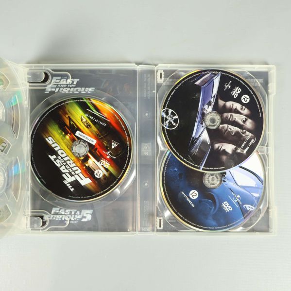 Uppfälld dvd-box med tre skivor synliga