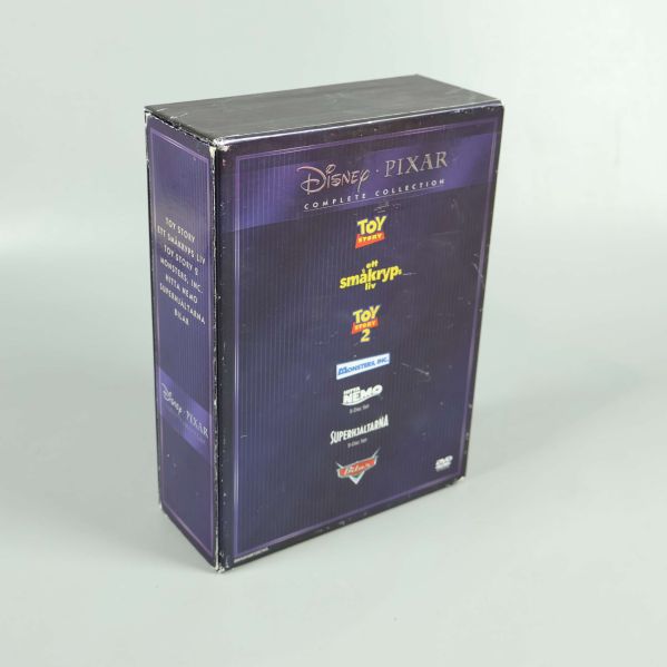 Baksidan av DVD-boxen med filmtitlar från Disney och Pixar