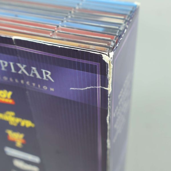 Närbild på slitage och skada i boxens hörn