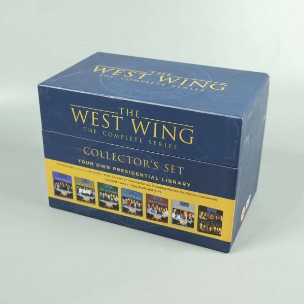 West Wing The Complete Series samlarbox i mörkblå färg med gul text
