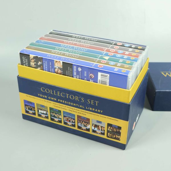 Boxen West Wing The Complete Series öppen med säsongsfodral synliga