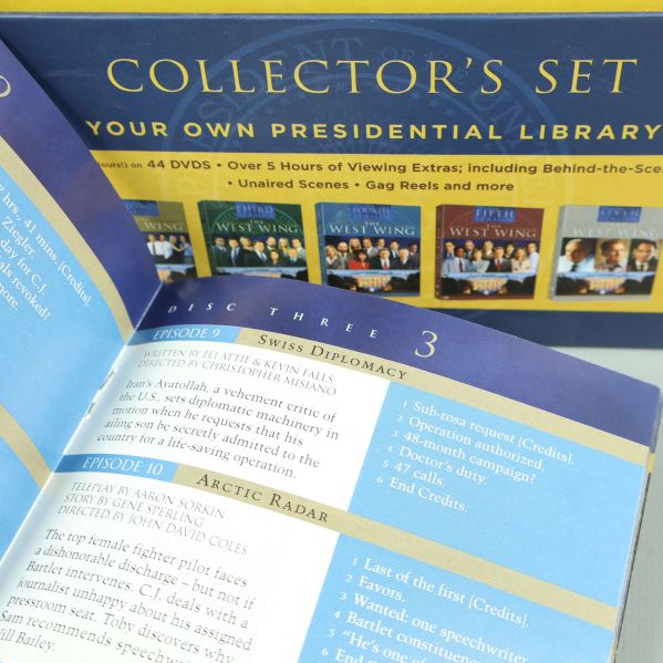 Närbild av booklet till West Wing och box i bakgrunden