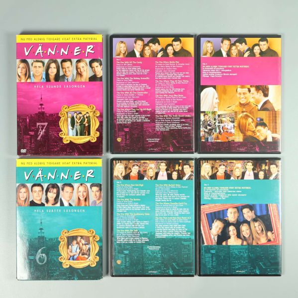 DVD-fodral öppnade med framsidor och insida synliga för Vänner