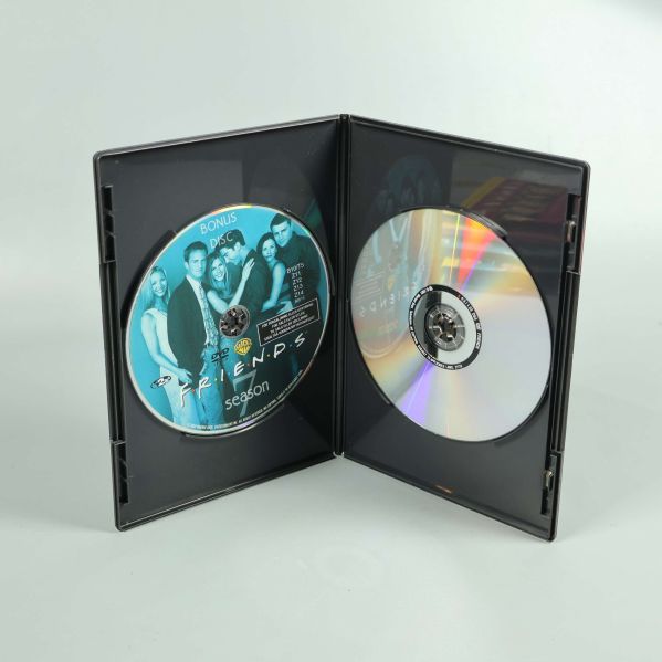 Öppet DVD-fodral med två skivor och motiv på Vänner
