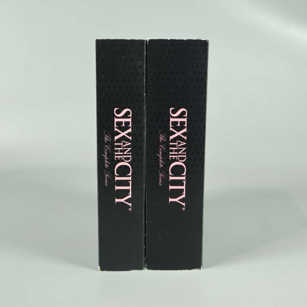 Sidorna av Sex and the City boxset fodral i svart med rosa text