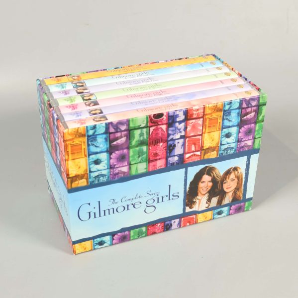 Gilmore Girls box med färggranna säsongsfodral staplade i ytterbox