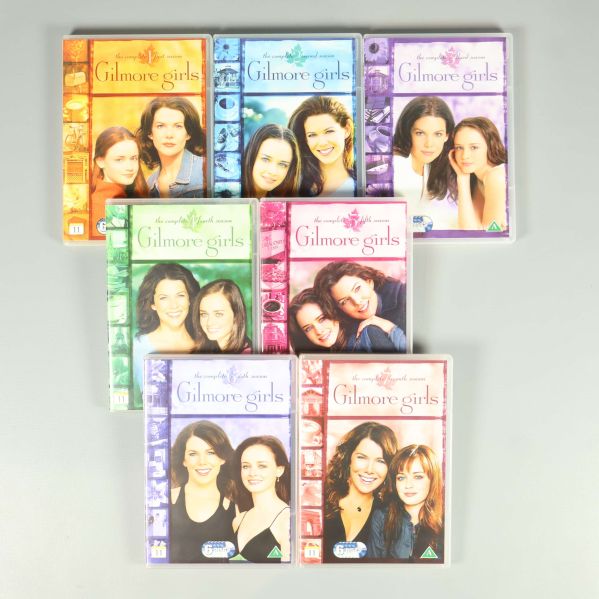 Sju Gilmore Girls DVD-fodral liggande utspridda med seriemotiv