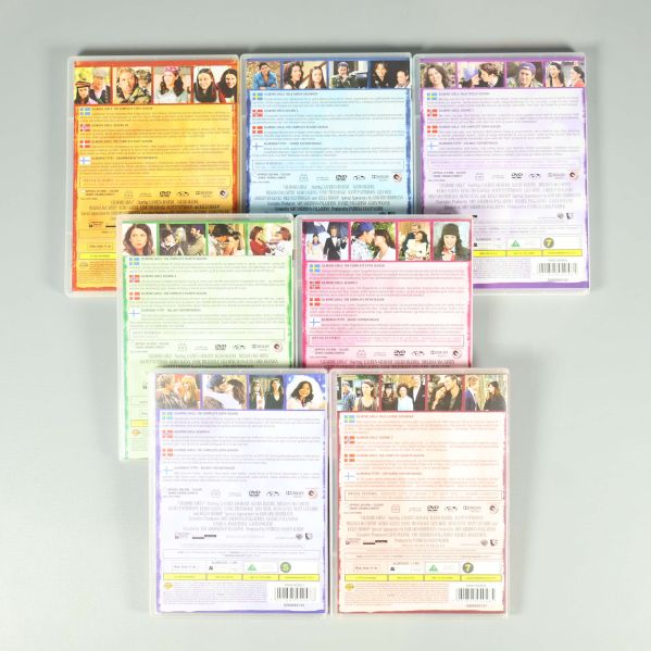 Baksidor av alla sju Gilmore Girls DVD-fodral med beskrivningar