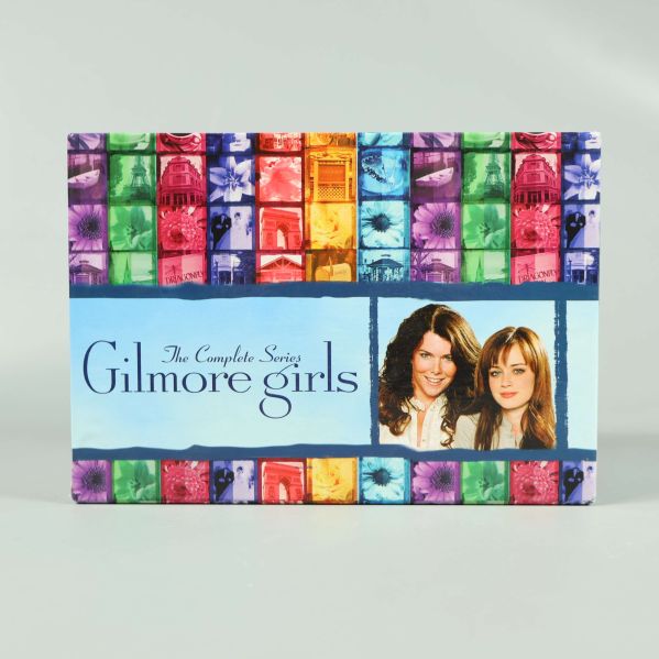 Framifrån vy av Gilmore Girls box med färggranna rutor och karaktärer