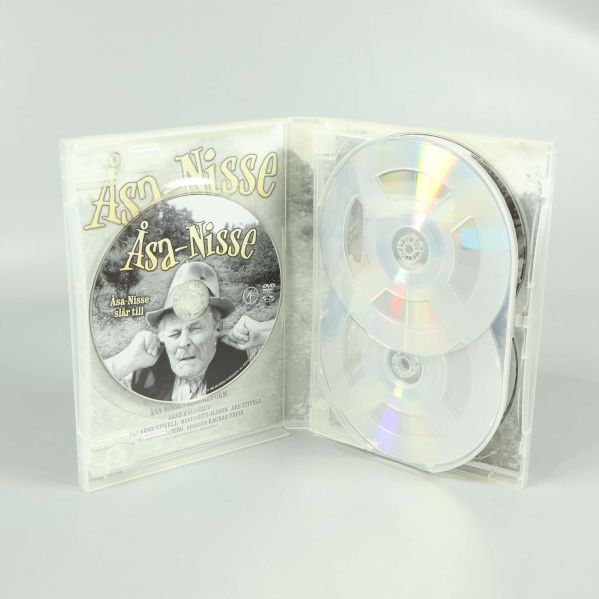 Insida av fodral med fem Åsa-Nisse DVD-skivor