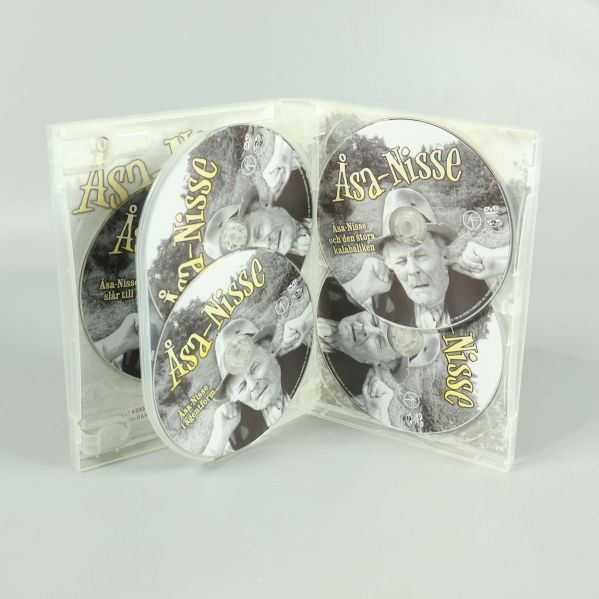 Öppen DVD-box med fem Åsa-Nisse-skivor