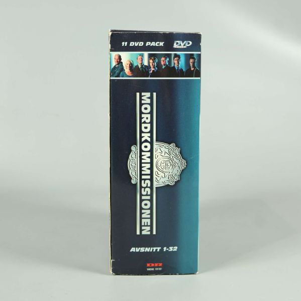 Sidan av DVD-boxen Mordkommissionen visar 11 DVD-pack
