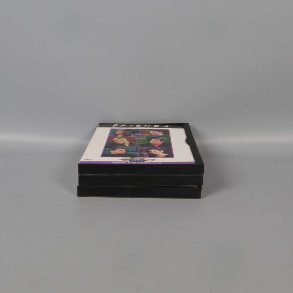 Stapel med tre Friends DVD-fodral i profilvy