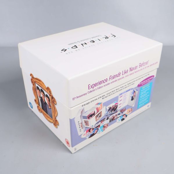 Baksida av Friends DVD-box med bild och information