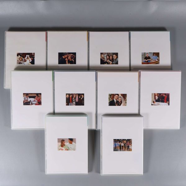 Baksidan på Friends DVD-fodral med scenbilder från serien