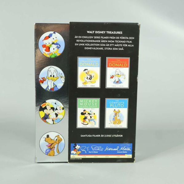 Närbild på baksidan med Disney-karaktärer och filmomslag