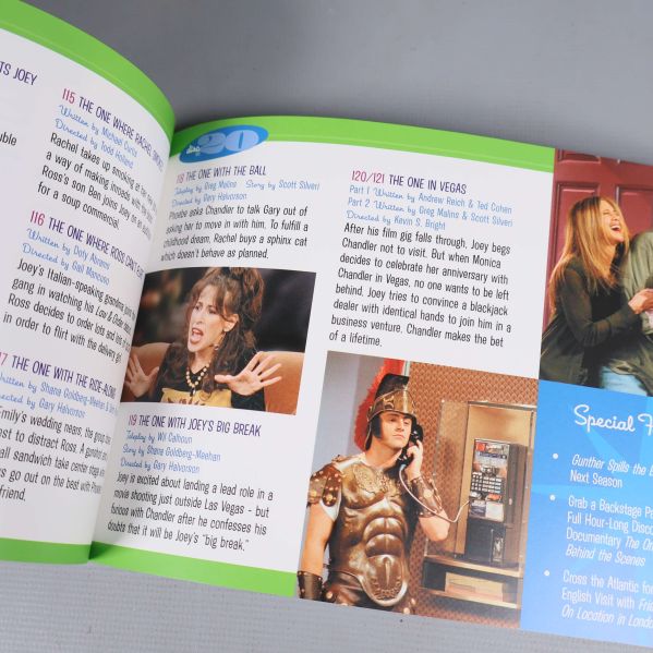 Uppslaget häfte med avsnittsbeskrivningar och bilder från Friends