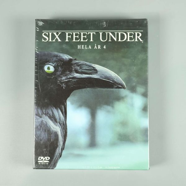 Framsidan av DVD-boxen Six Feet Under säsong 4 med korp