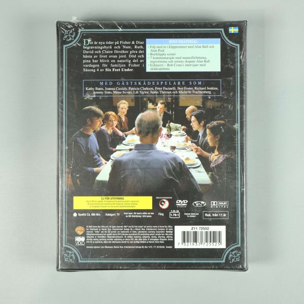 Baksida av DVD-boxen Six Feet Under säsong 4 med middagsscen
