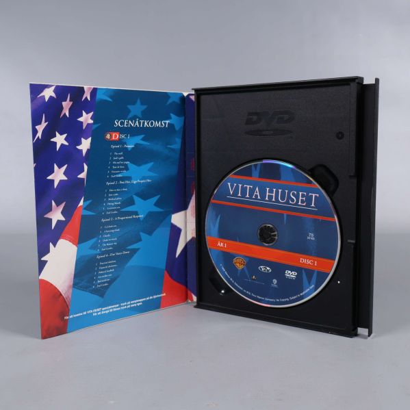 Öppnat DVD-fodral med disc och avsnittsinnehåll