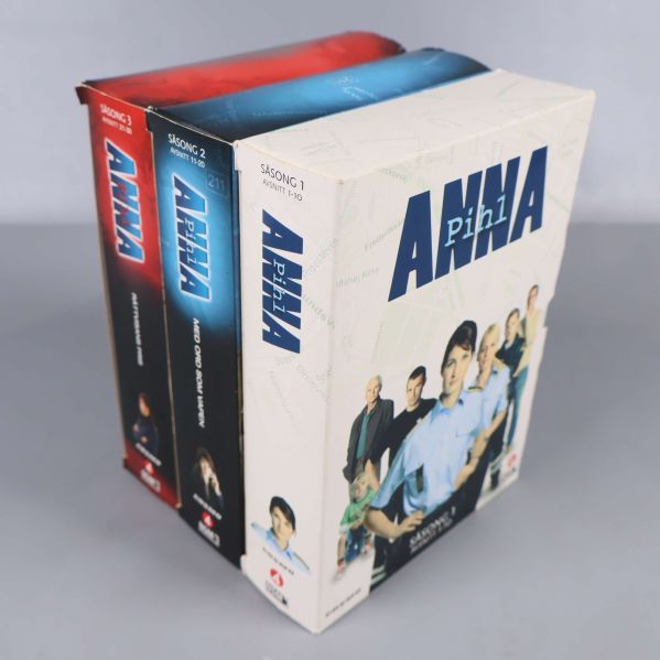 Tre dvd-boxar från Anna Pihl-serien stående bredvid varandra
