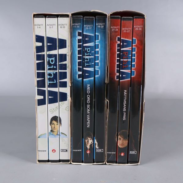 Ryggarna på Anna Pihl-samlingens dvd-fodral med tydliga säsongsnummer